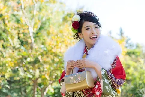 成人式に参加する振り袖を来た女性