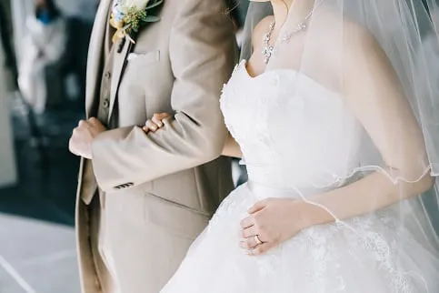 結婚式のドレスとタキシード姿の夫婦