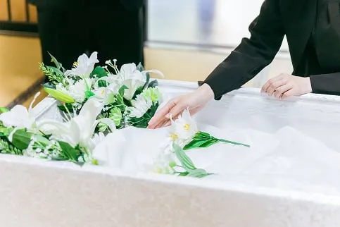 葬儀で故人とお別れをする