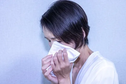 ハンカチで目元を抑える女性