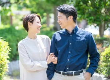 散歩する夫婦