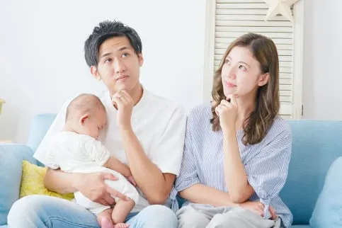 考える夫婦