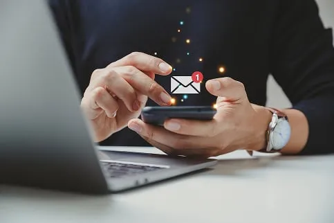スマートフォンでメールをする