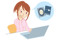 パソコンの前で考える女性