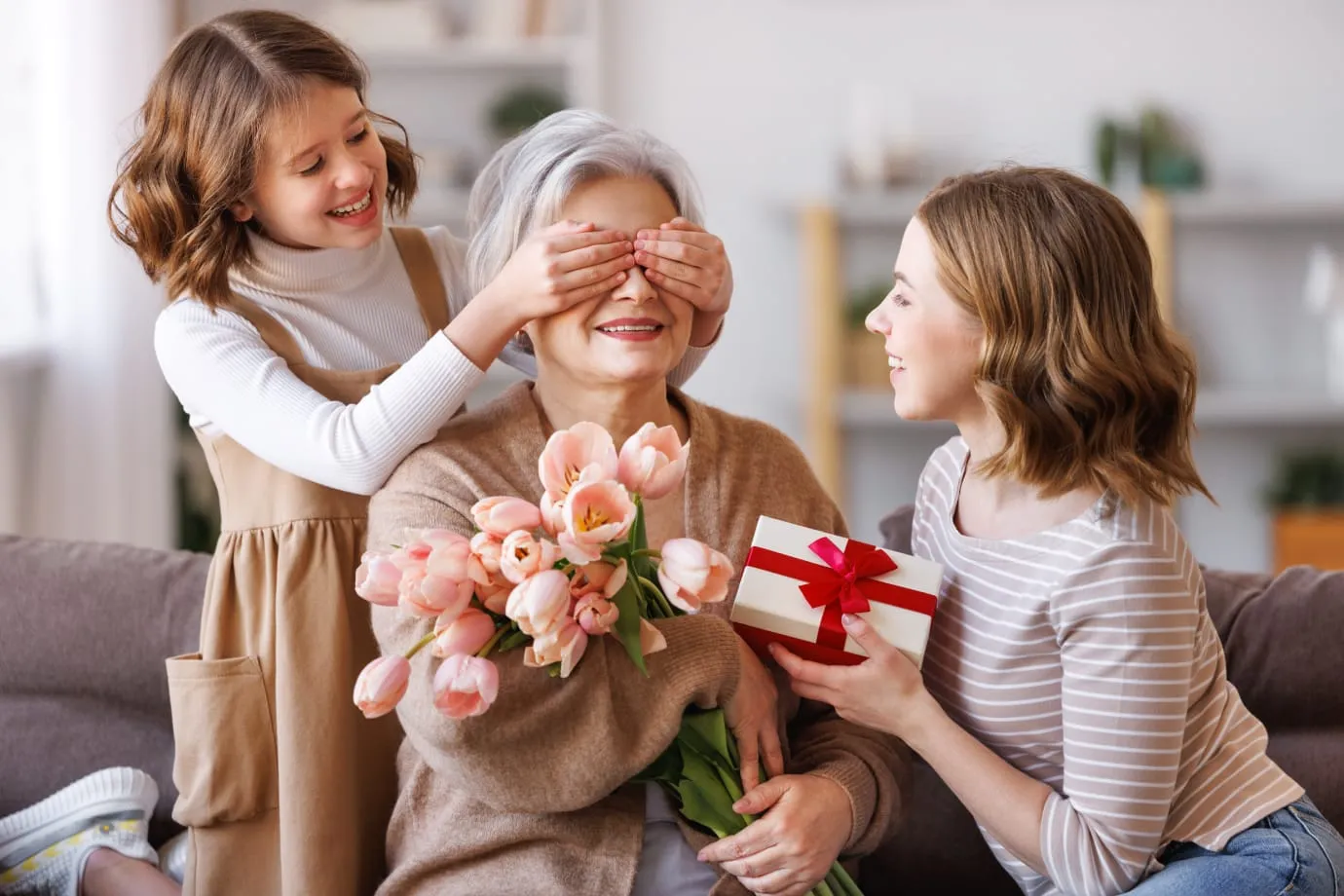 サプライズで祖母の母の日を祝う母と娘