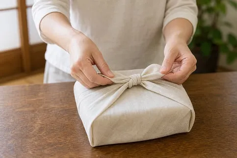 新盆見舞いのお供え物を風呂敷に包む