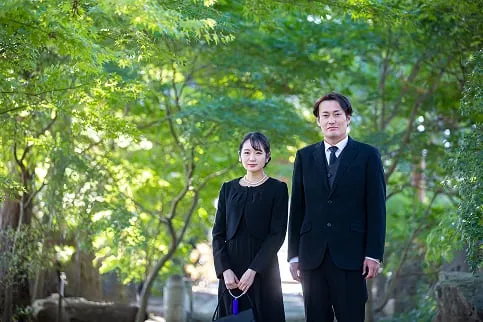 喪服を来た男女