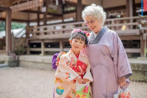 七五三のお参り姿の孫と祖母