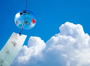 夏の青空と風鈴
