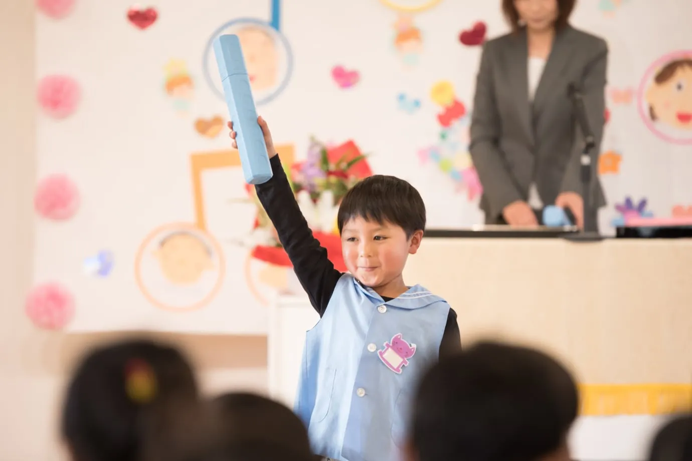 卒園証書を持つ園児