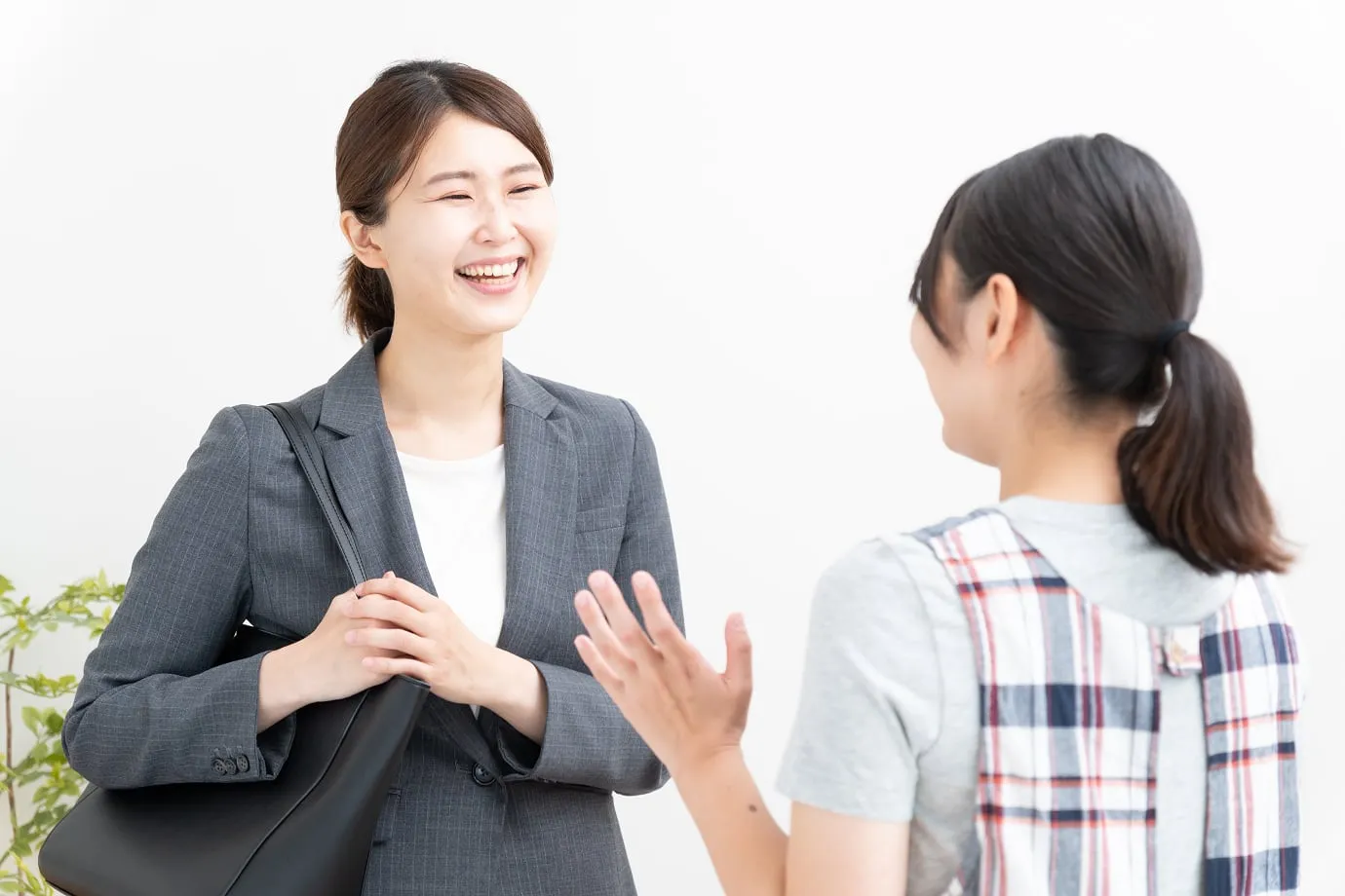 先生と談笑する保護者