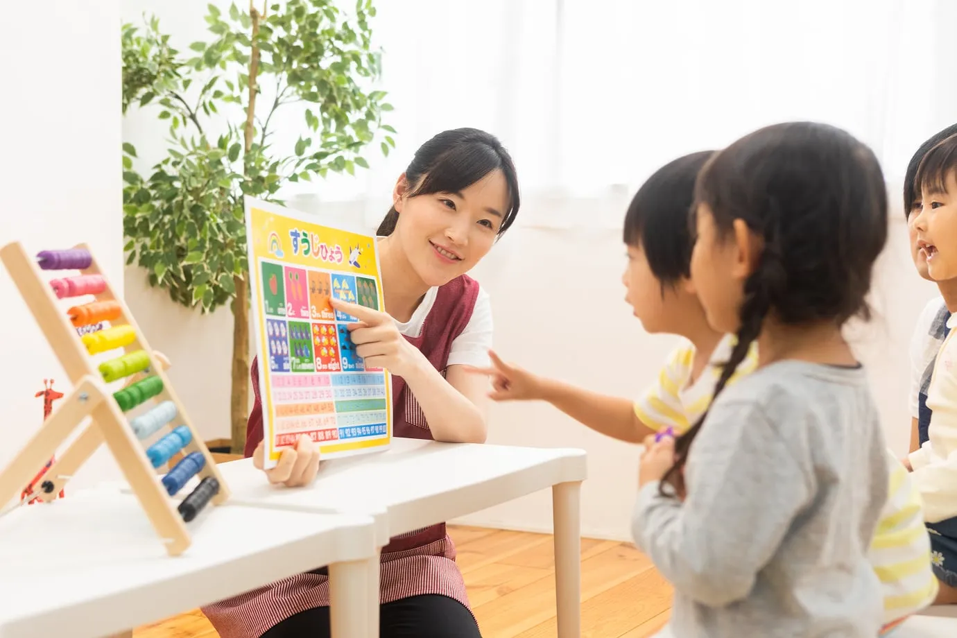 先生と遊ぶ園児