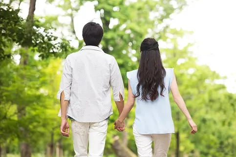手を繋いで散歩する夫婦