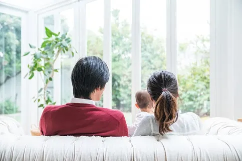 ソファでくつろぐ夫婦